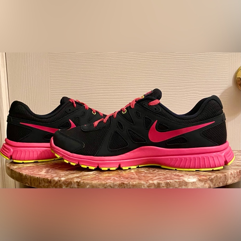 NIKE Revolution 2 Running Shoe; Size 11; Black and Pink; Perfect condition. - Picture 4 of 10